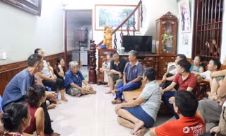 Người dân Tiến Thủy quây quần hỏi thăm thuyền viên may mắn sống sót trở về với gia đình
