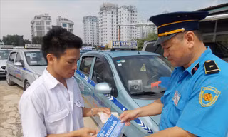Khi thực hiện quy chế, taxi Hà Nội sẽ không phải đeo phù hiệu “Taxi Hà Nội” như hiện nay Ảnh: T.Đảng