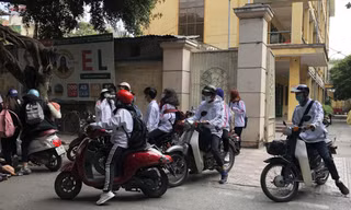 Nhiều học sinh THPT đi xe máy, xe đạp điện đến trường ảnh: Nguyễn Linh