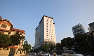 Tòa nhà 8B Lê Trực tồn tại như một "biểu tượng" của vi phạm trật tự xây dựng Ảnh: Mạnh Thắng