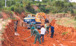 Lữ đoàn Công binh 7 cùng người dân mở đường vào làng Đê Kôn