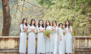Thu Hà (thứ 3 từ trái sang) cùng các bạn lớp 12 Toán, Trường THPT Chuyên Hùng Vương