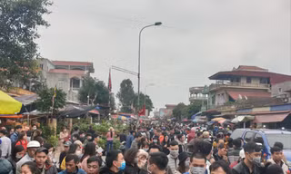Bất chấp dịch, chợ Viềng vẫn đông chặt người đổ về