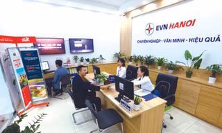 Từ chỉ có một phương thức thanh toán tiền điện, EVN HANOI “trao tận tay” khách hàng 4 phương thức với gần 70 hình thức thanh toán