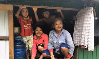 Dân vùng lũ trong nhà nổi. Ảnh: Hoàng Nam