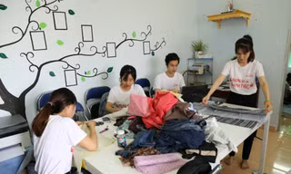 Các thành viên nhóm “Dũng sĩ tái chế” đang cùng nhau sáng tạo từ những vật dụng bỏ đi 