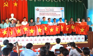 Ban Tổ chức và nhà tài trợ tặng cờ và tủ thuốc cho ngư dân đảo Lý Sơn Ảnh: Trọng Tài 