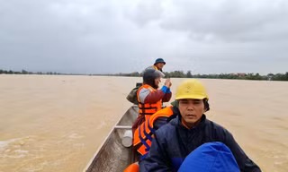 Toàn bộ nhà dân, công sở, trường học ở xã Tân Ninh ( huyện Quảng Ninh, tỉnh Quảng Bình) bị ngập sâu trong nước lũ