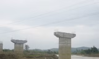 Cầu Ea Jớt vẫn trơ trụ