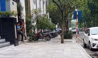 Vỉa hè lạc loài trước trụ sở doanh nghiệp được tận dụng lại, thiếu thống nhất
