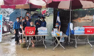 Tuổi trẻ Phú Thọ đội mưa đồng hành cùng sĩ tử