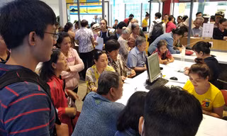 Khách hàng đổ đến điểm giao dịch của MobiFone ở Nguyễn Du (TP HCM) để bổ sung thông tin và hình chân dung. Ảnh: Anh Tú.