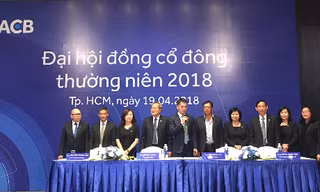 Các thành viên Hội đồng quản trị và Ban kiểm soát mới của ACB. Ảnh: Lệ Chi.