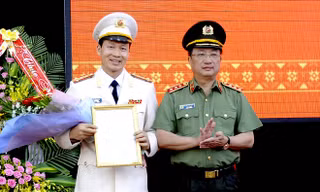 Thứ trưởng Bộ Công an Nguyễn Văn Thành trao quyết định bổ nhiệm cho tân Giám đốc Công an tỉnh Đắk Lắk. Ảnh: Minh Quý. 