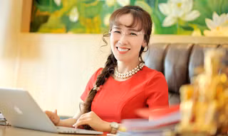 Tỷ phú Phương Thảo cùng công ty liên quan nắm một nửa cổ phần Vietjet