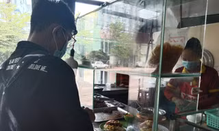 Thực phẩm tăng giá, sinh viên lo lắng tìm cách thích nghi