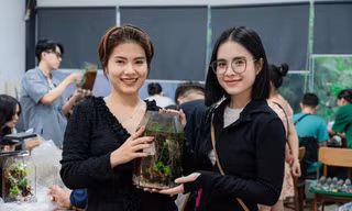Giới trẻ thích thú với workshop 'trồng cây trong lồng kính'