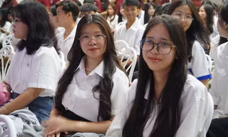 Trao nhiều suất học bổng Vừ A Dính cho các bạn tân sinh viên
