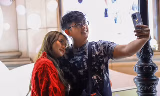 Bạn trẻ xúng xính đi 'săn ảnh' trước thềm Giáng sinh