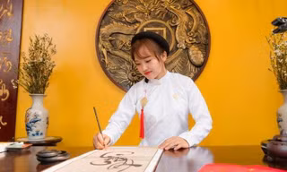 Nữ TikToker vẽ tranh kể chuyện lịch sử thu hút triệu view