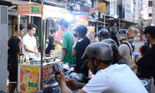 Bạn trẻ Sài Gòn ‘phát sốt’ với trào lưu ăn vặt ‘phô mai sữa nướng’ 
