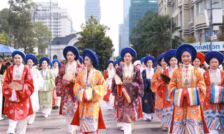 'Bách hoa bộ hành 2025': Bước chân di sản dưới nắng Sài Gòn