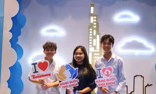 65 sinh viên ‘Nâng bước thủ khoa 2024’ trải nghiệm ngắm toàn TP. HCM từ tòa nhà Landmark 81