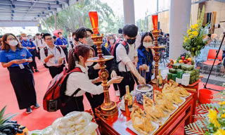 Giáo dục sinh viên qua nghi thức truyền thống kỉ niệm trường