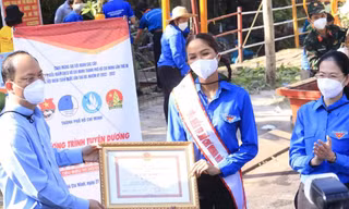 Kỉ niệm đặc biệt trong màu áo xanh của Hoa hậu H’Hen Niê 