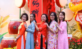 Kết thúc kỳ nghỉ Tết, khu vực Trung tâm Quận 1, TP. HCM vẫn đông bạn trẻ đi du Xuân