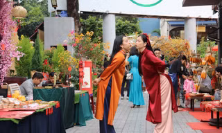 Đường phố Sài Gòn rộn ràng sắc Xuân