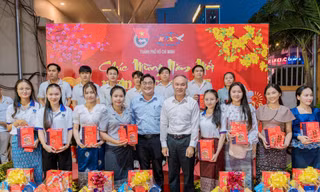 Trao quà Tết cho lưu học sinh Lào và Campuchia nhân dịp Tết Nguyên đán Ất Tỵ năm 2025