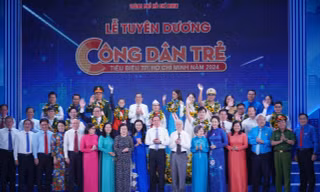 Thành Đoàn TP. HCM vinh danh 14 'Công dân trẻ tiêu biểu TP. HCM' năm 2024