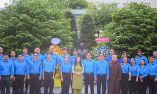 Tuổi trẻ TP. HCM dâng hoa, dâng hương nhân kỷ niệm 115 năm ngày sinh Bác sĩ Phạm Ngọc Thạch 