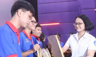Trao bằng khen các tập thể và cá nhân tiếp sức mùa thi tại TPHCM năm 2023