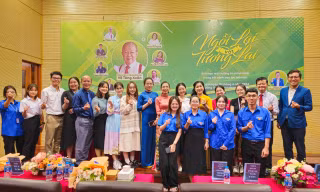NGND Võ Tòng Xuân khuyên sinh viên nên lạc quan, học sâu và học mọi lúc
