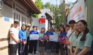 Thành Đoàn TP. HCM thăm và động viên sinh viên tình nguyện tại mặt trận huyện Nhà Bè