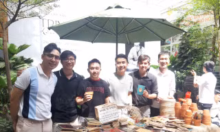 Chàng trai mang nụ cười đến các em nhỏ vùng biên 