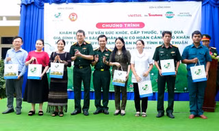 Bệnh viện Quân y 175 và báo Tiền Phong khám bệnh, tặng quà cho người dân khó khăn tỉnh Bình Thuận