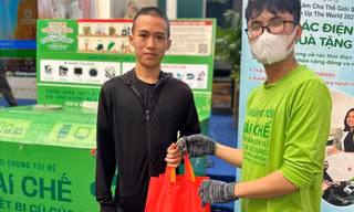 Bạn trẻ Sài Gòn hào hứng đổi rác thải điện tử lấy quà tặng xanh 