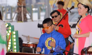 Nhóm nhạc cụ dân tộc ‘chơi nhạc trong bóng tối’