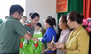 Đoàn Thanh niên Công an Thành phố trao quà cho bà con xã đảo Thạnh An