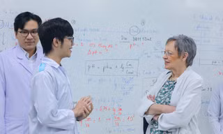 Sinh viên Việt Nam giao lưu với Giáo sư đoạt Giải Nobel Y học năm 2008
