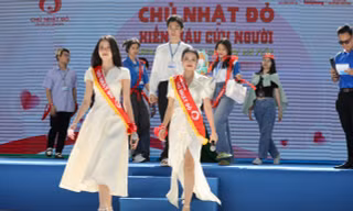 Hoa hậu Thanh Thủy và Á hậu Khánh Linh ‘quẩy’ cùng sinh viên trường ĐH Văn Hiến trong Ngày hội hiến máu ‘Chủ nhật Đỏ’