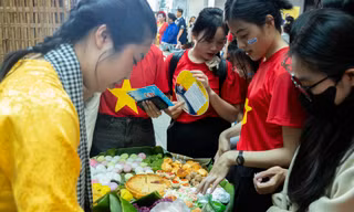 Sinh viên TP. HCM thích thú trải nghiệm làm bánh, viết thư pháp tại ‘Ngày hội Văn hóa’