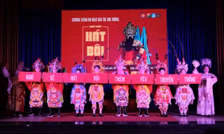 Bạn trẻ thích thú tìm hiểu nghệ thuật hát bội