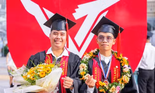Đôi bạn kỹ sư sáng đi học, chiều làm shipper