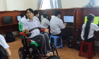 'Thầy giáo xe lăn' truyền cảm hứng cho nhiều bạn trẻ