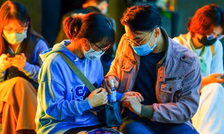 Bạn trẻ Sài Gòn nắm tay nhau đi xem phim tình cảm sau dịp Valentine 