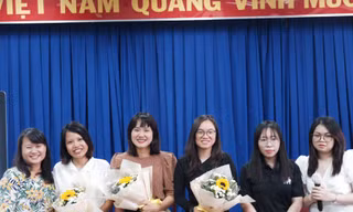 Bạn trẻ hào hứng khi nghe chia sẻ của các thành viên đoàn phim 'Cây táo nở hoa'